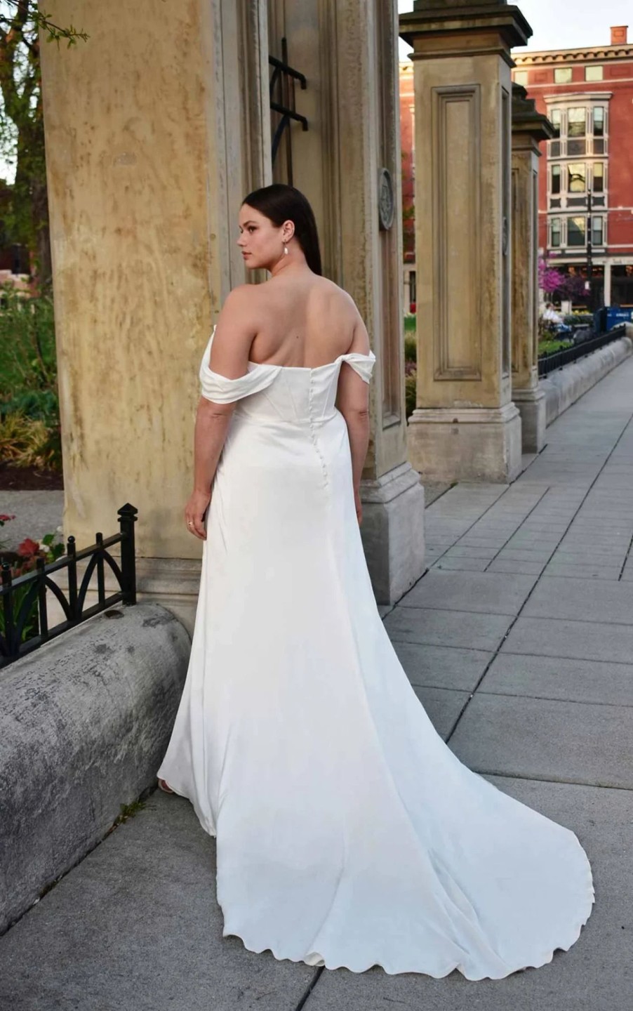 Dresses Kleinfeld Bridal Sheath | Chic And Simple Sheath Gown With Slit