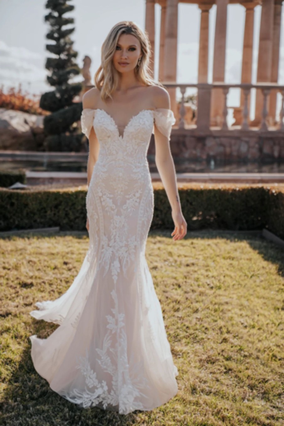 Dresses Kleinfeld Bridal Plus Size Wedding Dresses | Curve-Hugging Sequined Off-The-Shoulder Gown