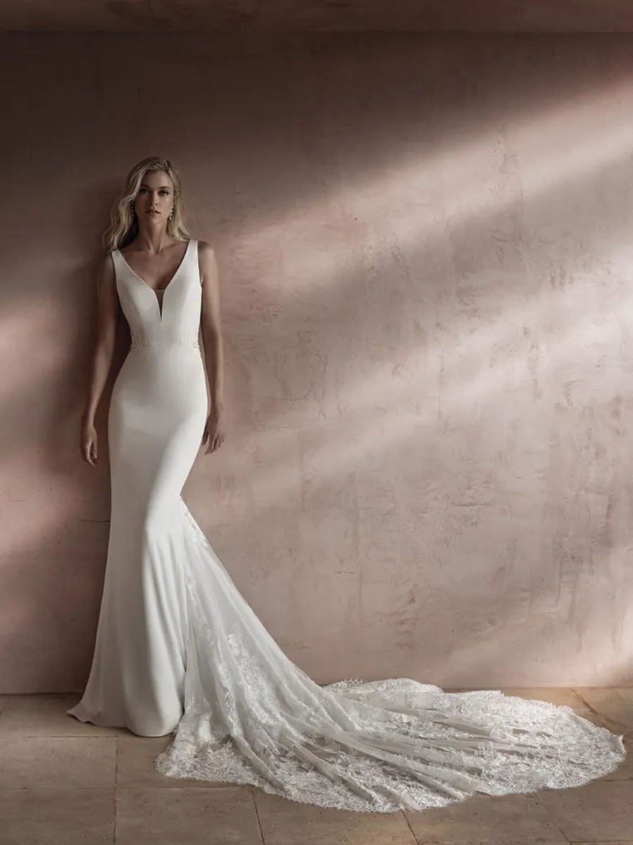 Dresses Kleinfeld Bridal Sexy | Sleek And Romantic Fit-And-Flare Gown With Illusion Back