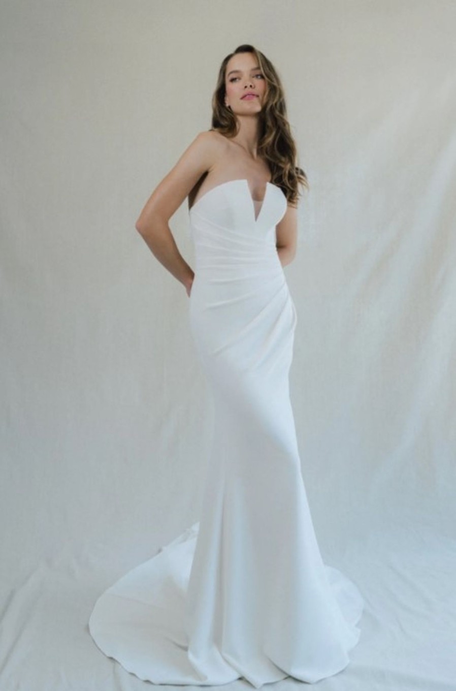 Dresses Kleinfeld Bridal Sexy | Strapless V-Neck Fit And Flare Wedding Dress With Draped Bodice