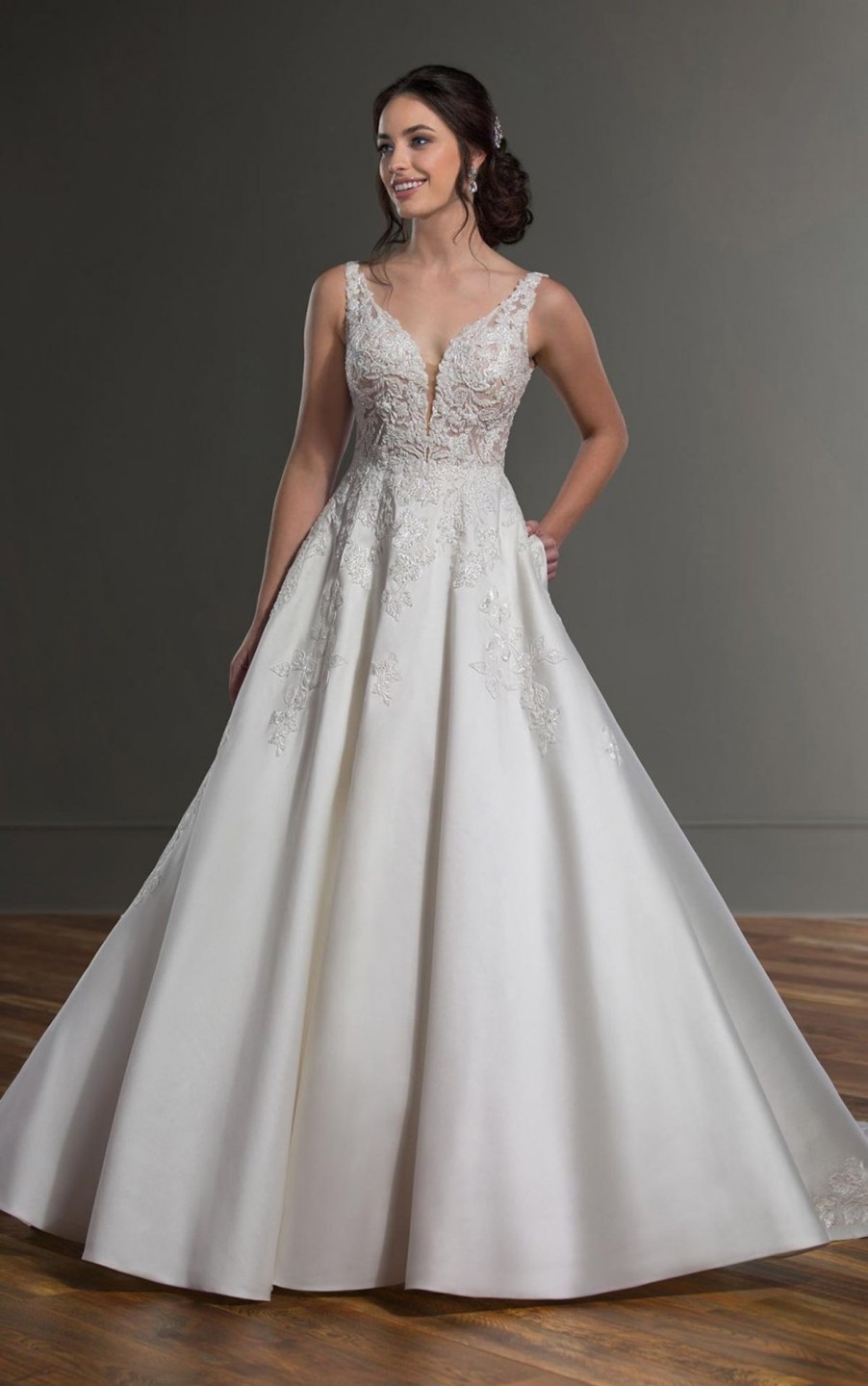 Dresses Kleinfeld Bridal A-Line | V-Neck Sleeveless Ball Gown Wedding Dress With Beaded Lace Bodice