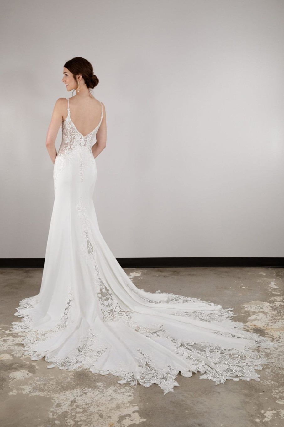 Dresses Kleinfeld Bridal Sexy | Lace And Crepe V-Neck Fit-And-Flare Gown