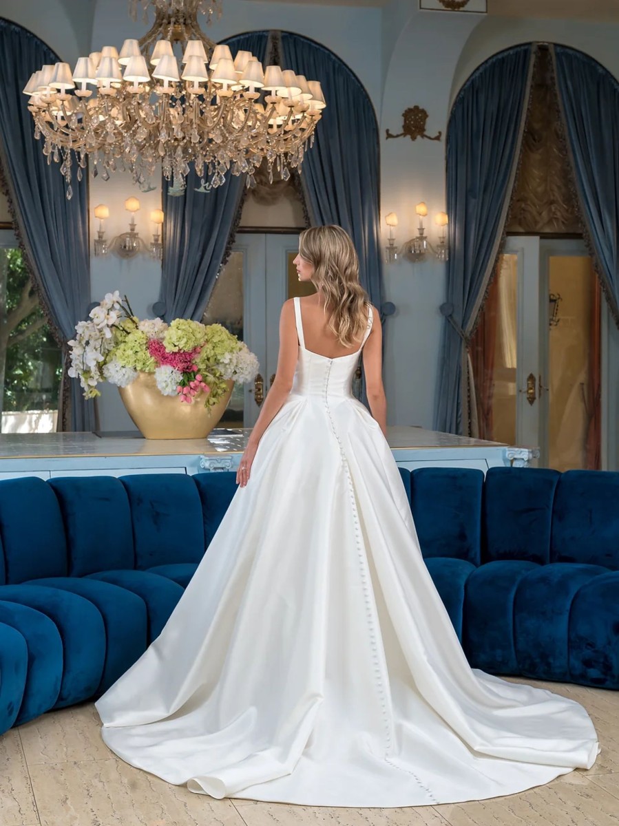 Dresses Kleinfeld Bridal Ball Gown | Simple And Sophisticated Ball Gown With Buttons